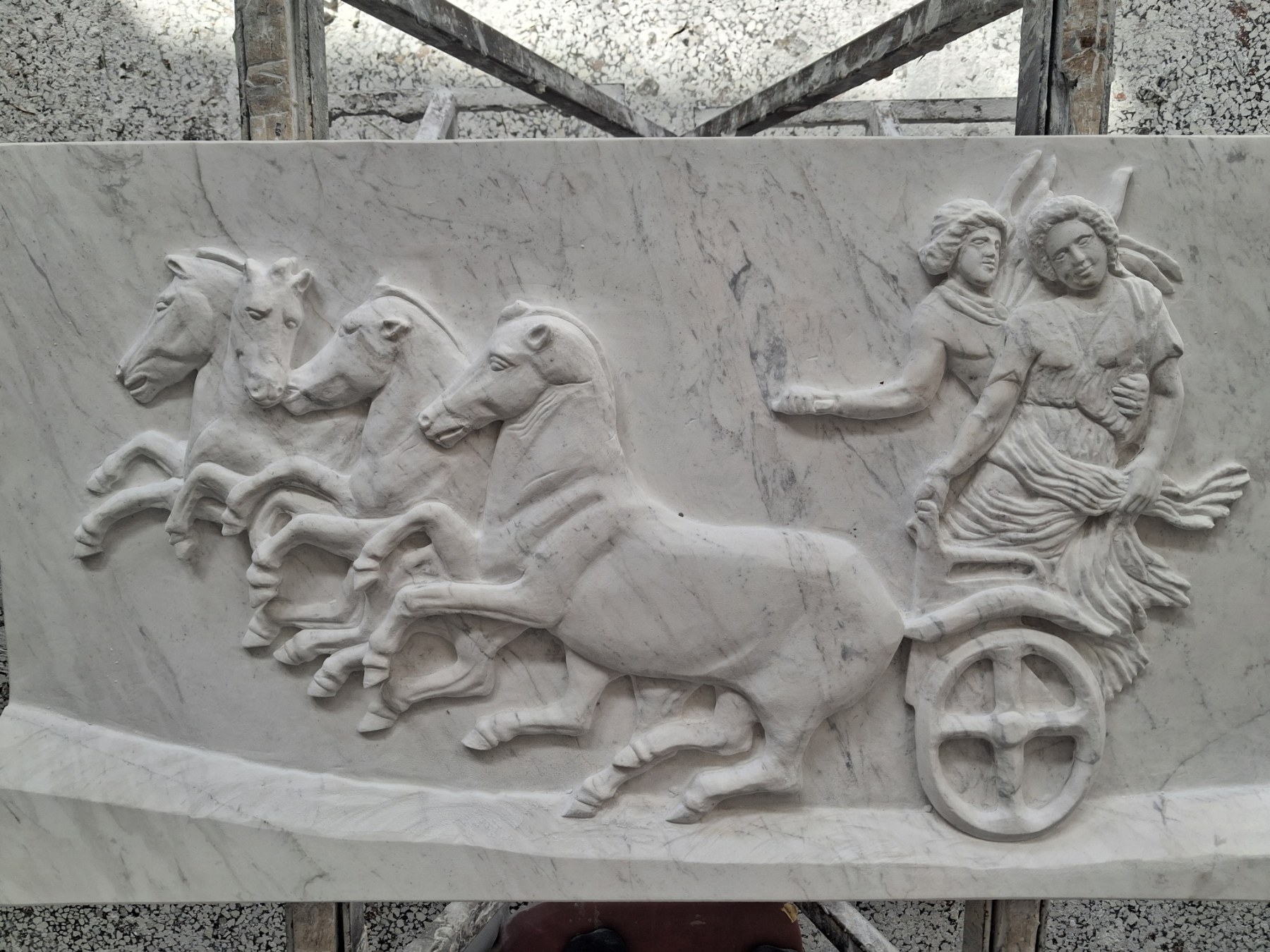 Τεχνίτης σκαλίζει ανάγλυφο σε μάρμαρο
